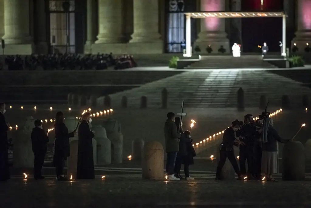 Торжественная, нежная Via Crucis объединяет Папу и детей в молитве