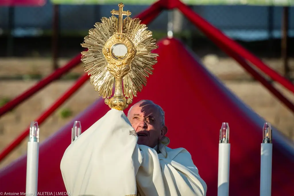 Папа вспоминает, как в юности любил ночное евхаристическое поклонение