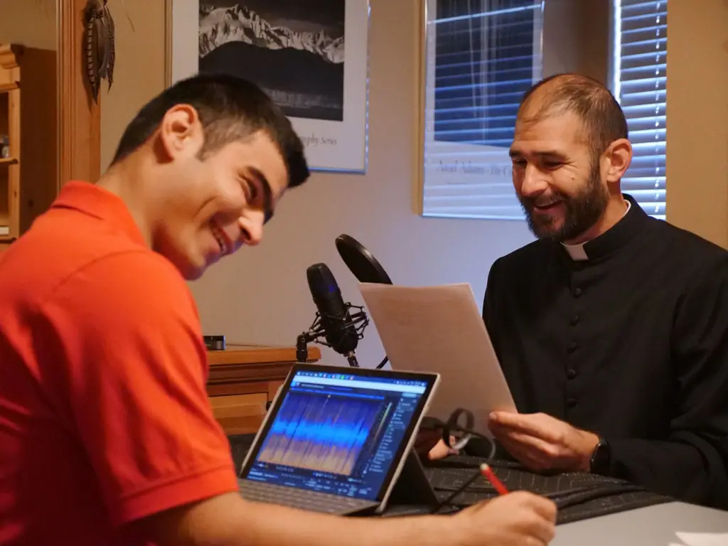 Священник рассказывает истории в стиле Пола Харви в новом подкасте