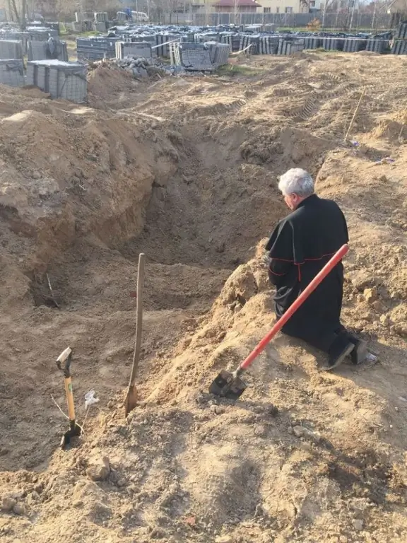 Кардинал Конрад Краевский молится на братской могиле в Украине Кардинал Конрад Краевский молится на братской могиле в Украине