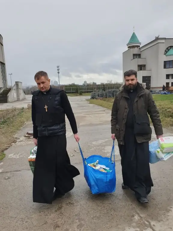 Этот священник в Киеве носит бронежилет поверх рясы