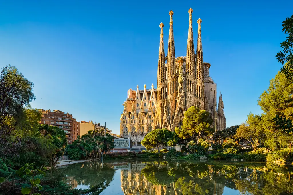 Даже неверующие покидают Барселону's Sagrada Familia преобразилась