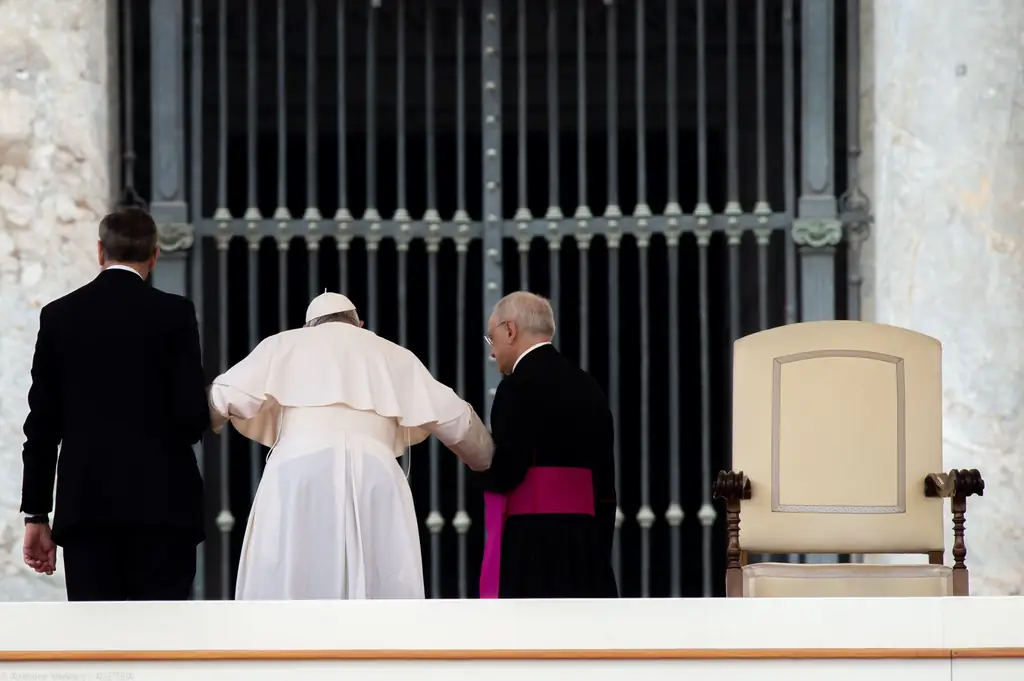 Pope's: Он может ходить, но с трудом; лечение продолжается