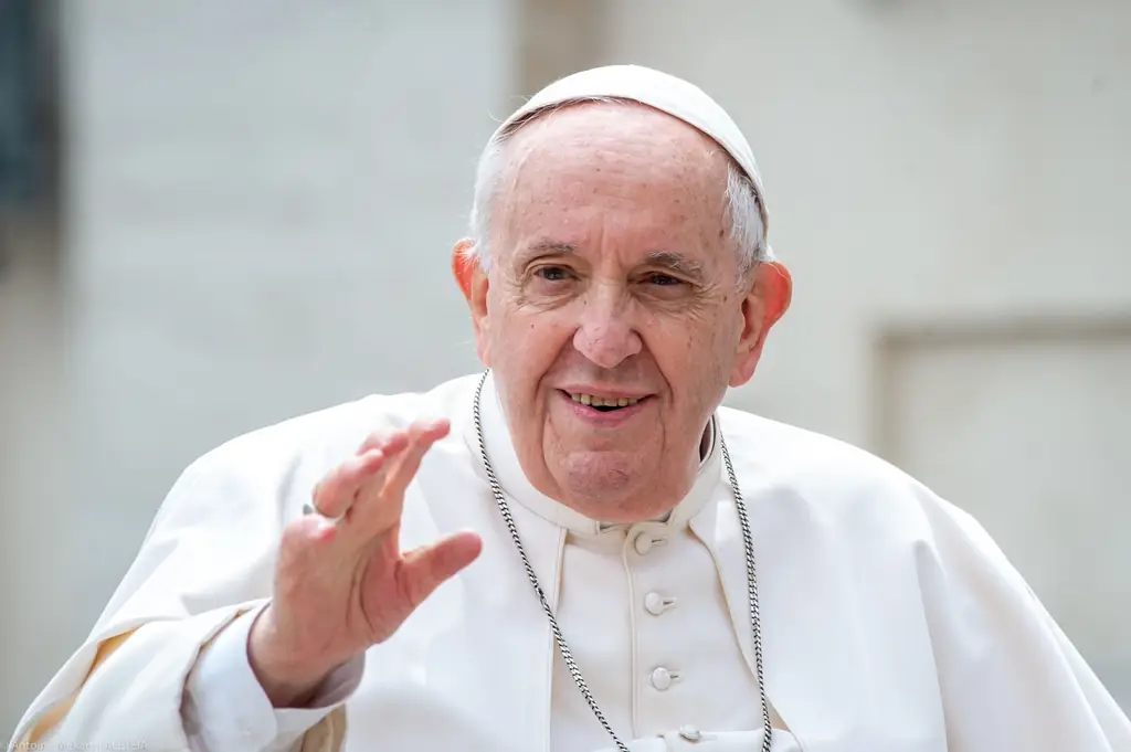 Папа восхваляет матерей и призывает верующих молиться Розарием за мир в Украине