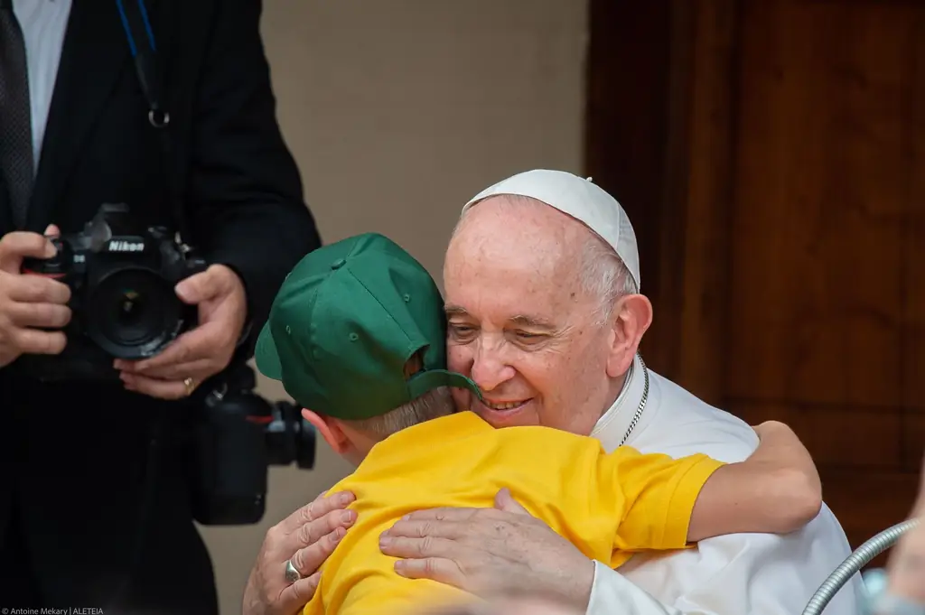 ПАПА ФРАНЦИС ВО ВРЕМЯ ВСТРЕЧИ С ДЕТСКИМ ДВОРОМ