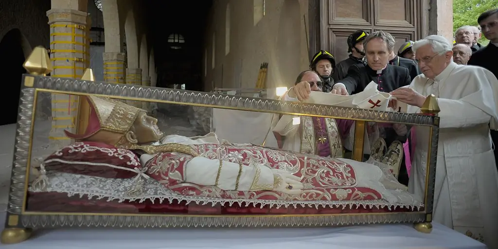 Следует ли Папа Франциск «коду Бенедикта» с поездкой L'Aquila?