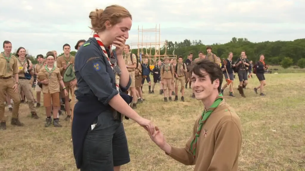Лидер скаутов сделал предложение на массовом французском скаутском мероприятии