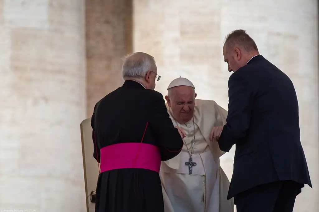 Травма колена вынудила Папу отложить поездку в Африку, запланированную на 2-7 июля