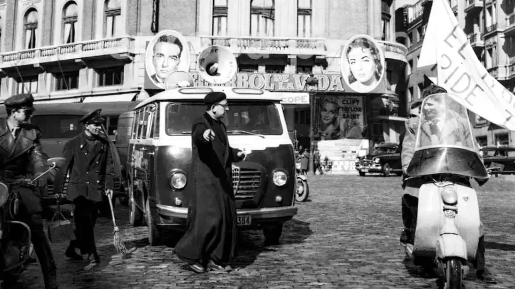 Священник собрал деньги на переработку бутылок и спас 107 семей от жизни в пещерах