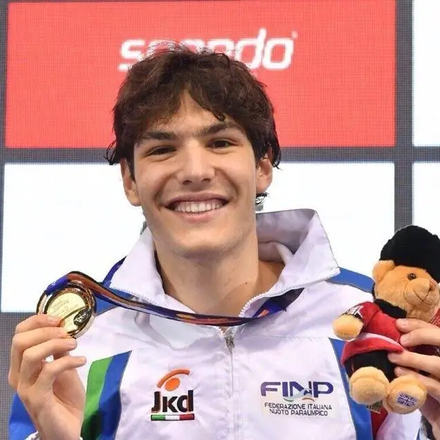 Он начал плавать для физиотерапии; теперь у него паралимпийская золотая медаль