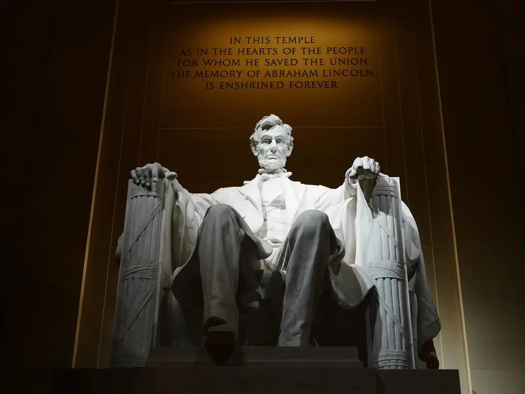О почитании погибших на войне: Линкольн у могилы