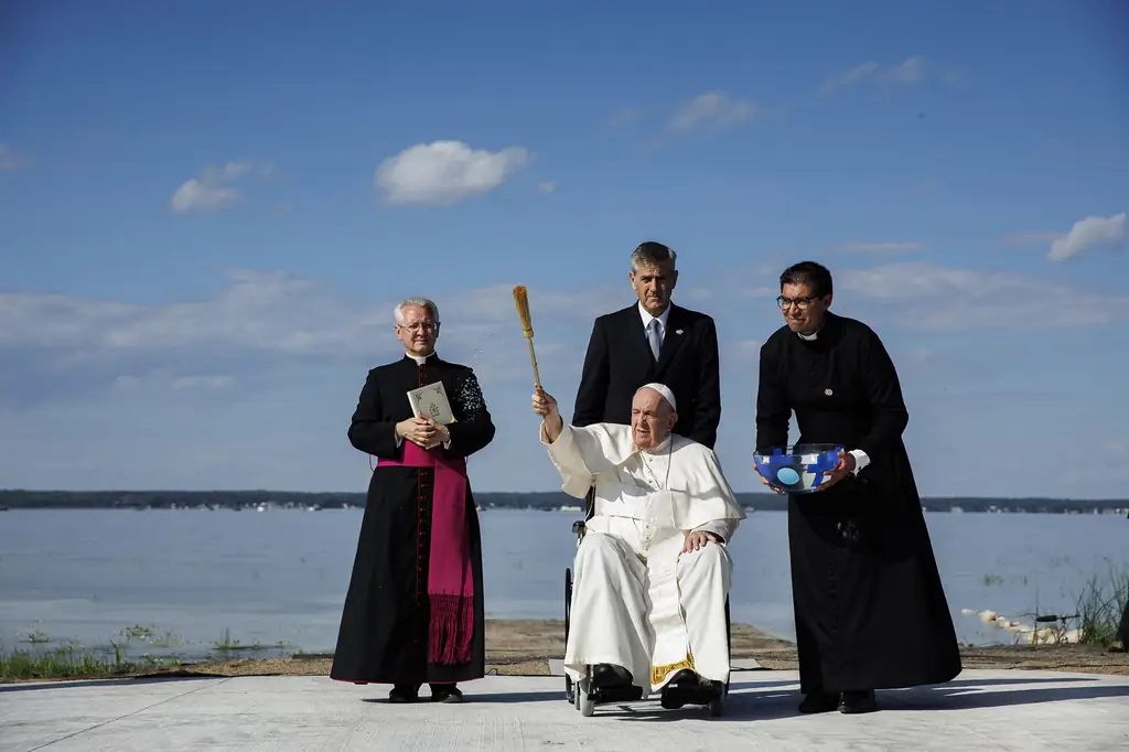 Папа Франциск на берегу "Божьего озера"