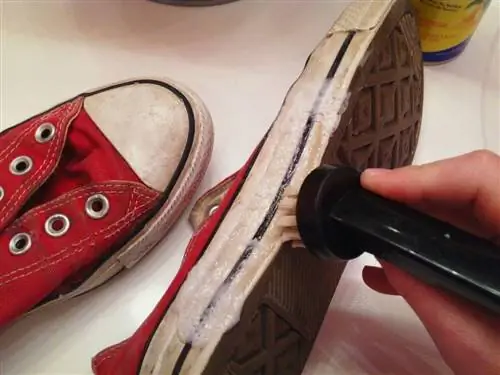 Как профессионально восстановить старые кроссовки