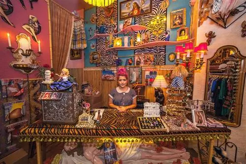 12 необычных фотографий владельцев магазинов со всего мира