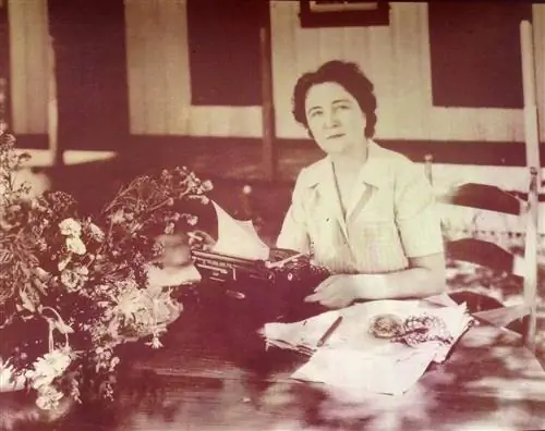 «Женщина должна раз или два в жизни полюбить плохого мужчину, чтобы быть благодарной за хорошего». - Марджори Киннан'