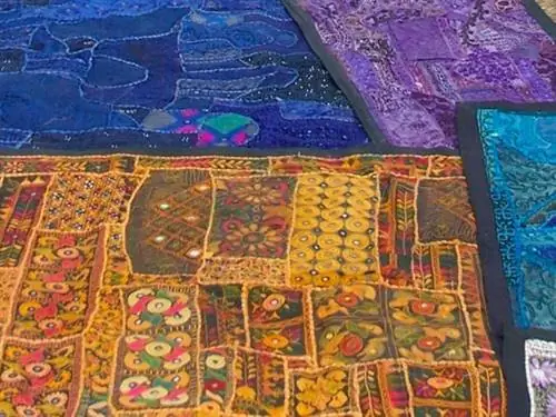 Он купил ковер за 7 миллионов долларов, сотканный из золотой нити и расшитый драгоценностями.