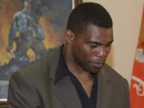 Однажды он привез Джо Монтану и Гершеля Уокера, чтобы они научили своего сына футболу, по семизначной цене за каждого.