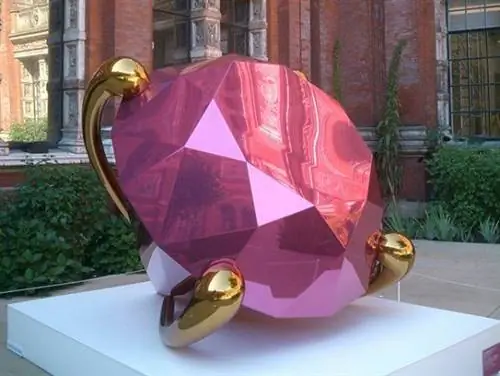 В какой-то момент он был вынужден сдать пять бриллиантов на сумму 200 миллионов долларов Инвестиционному агентству Брунея.