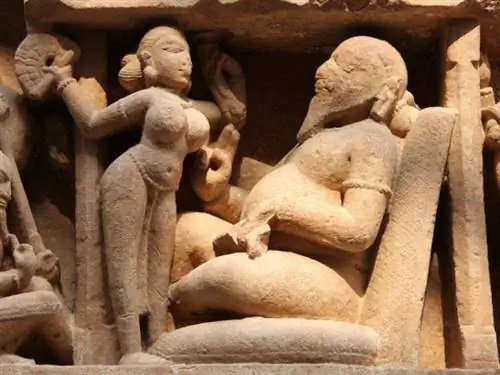 Он поручил художнику Дж. Сьюарду Джонсону создать сексуально откровенную статую за 800 000 долларов, предположительно изображающую себя и свою бывшую невесту.