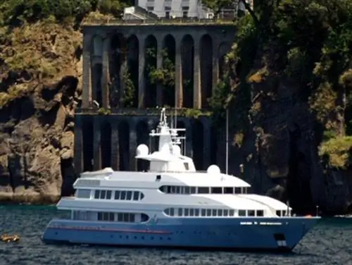 В его флот из пяти лодок входила яхта «Титс»; его тендеры назывались «Ниппель 1» и «Ниппель 2».