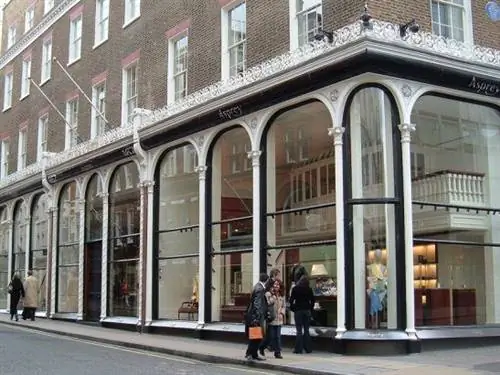 Он купил Asprey, лондонского ювелира королевы, за 385 миллионов долларов.