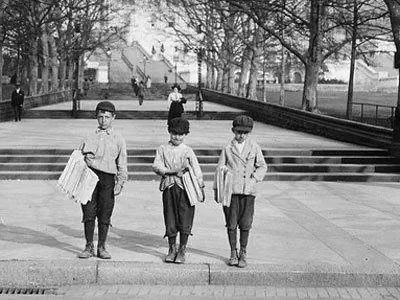 Его первая карьера? Разносчик газет.