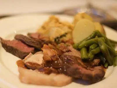 Он съедает ровно 2500 калорий в день