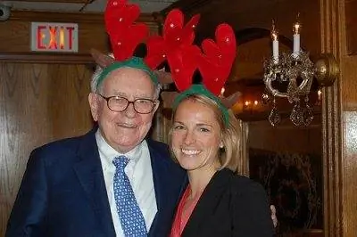 Уоррен Баффет позирует для рождественской открытки