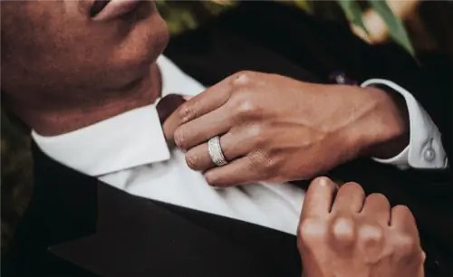 Как одеваться для успеха: 3 реальных преимущества небольшого сменного гардероба