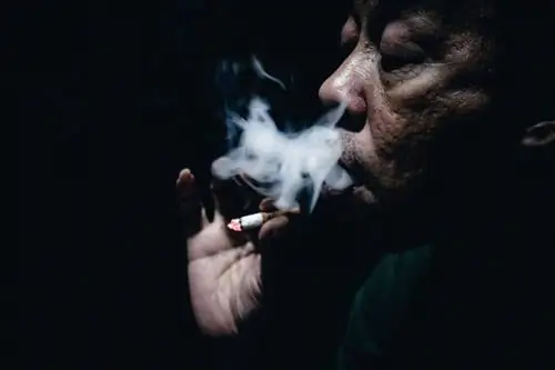 Не можете бросить курить? Это может быть связано с тем, насколько вы грустны