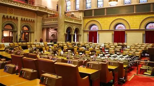 Нью-Йорк предложил смелый законодательный акт, запрещающий использование iPhone на всей территории штата