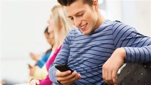 Исследование: запрет смартфонов в классах повышает результаты тестов