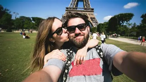 Пары на Facebook, которые публикуют больше обновлений, могут быть счастливее