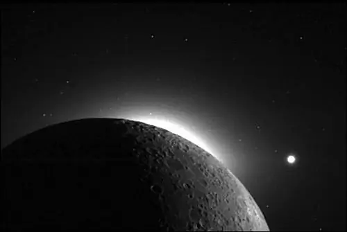 В конце концов, у "безвоздушной" Луны действительно есть атмосфера