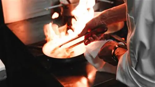 Человек, переворачивающий мясо на сковороде, показывает, почему жареные во фритюре индейки взрываются.