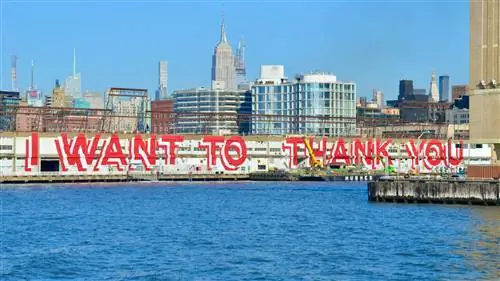 Городской район со словами «Я хочу поблагодарить вас», нарисованными аэрозольной краской на стене, иллюстрирующие, почему мы должны быть благодарны.