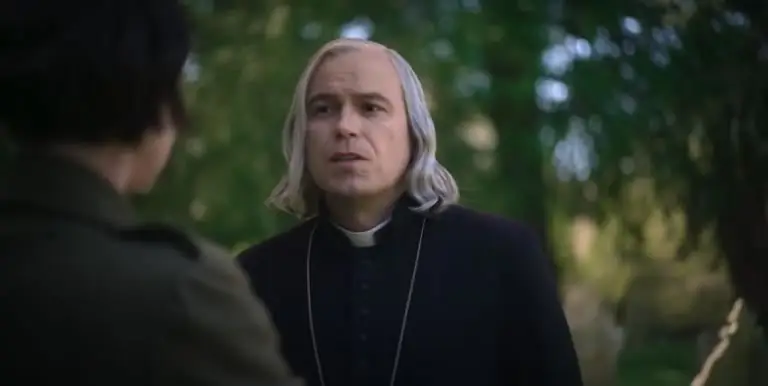 Мужчины идут в церковь