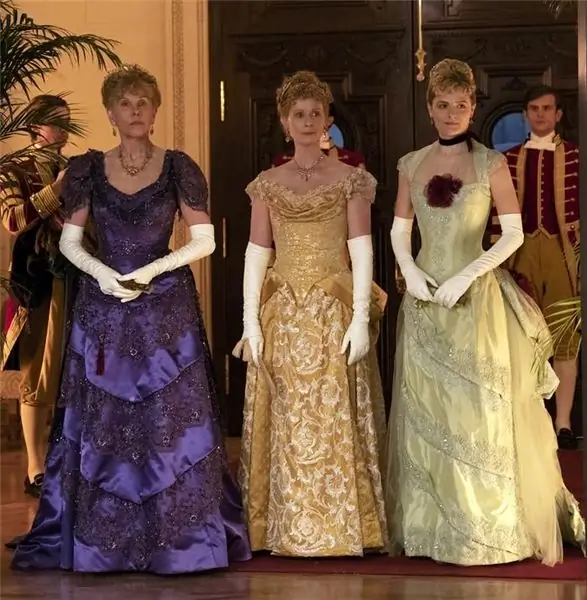 Три женщины в бальных платьях XIX века