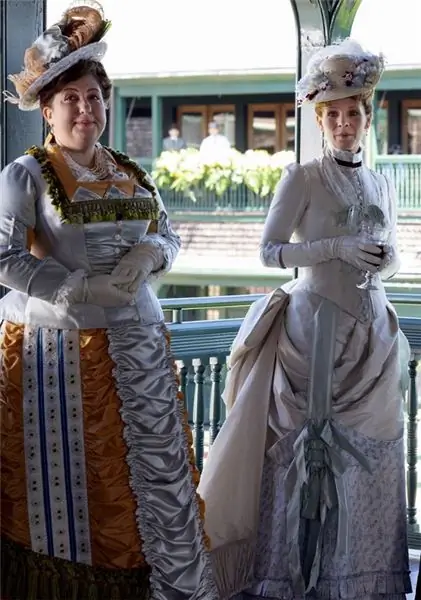 Две женщины в викторианском платье