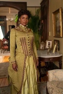 Женщина в платье XIX века