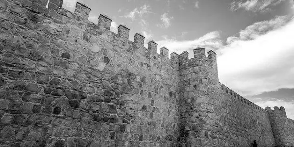 Не семинария или христианский колледж. Просто обычная крепостная стена