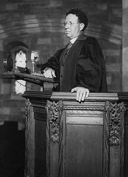 Файл:Гарри Эмерсон Фосдик за кафедрой Баптистской церкви на Парк-авеню