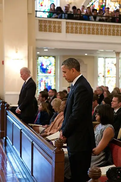 Файл:Барак Обама и Джо Байден на первой церковной службе в 2013 году
