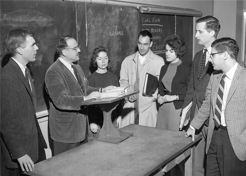 Освящение ценности пребывания на одной академической работе в течение десятилетий