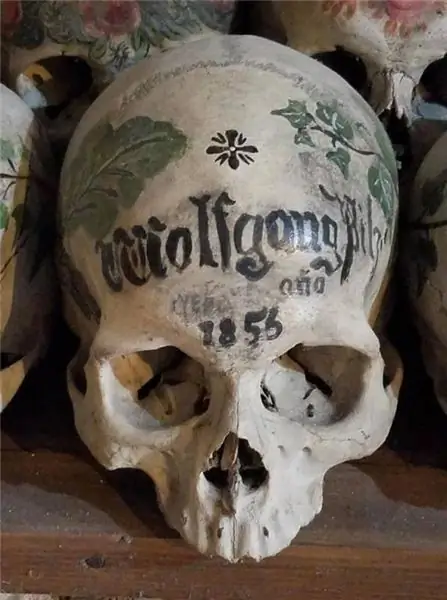 От анонимных костей до мемориальных черепов в австрийском склепе - фоторепортаж из Гальштата