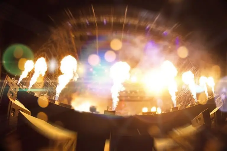 Огнеметы в церкви? Насколько сценическое мастерство слишком много?