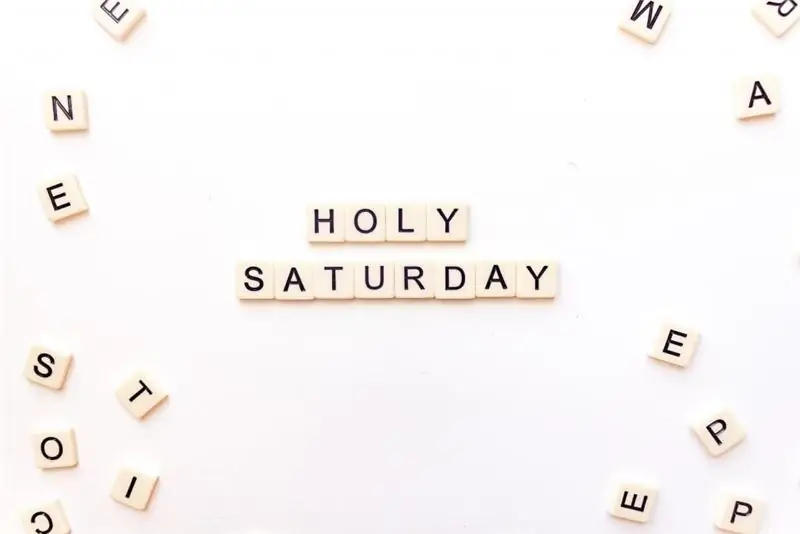 Белые кусочки плитки, образующие слова