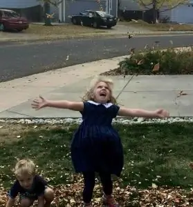 Линли Уошберн в позе радости