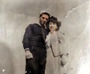 Военно-морской флот стоит со своей матерью