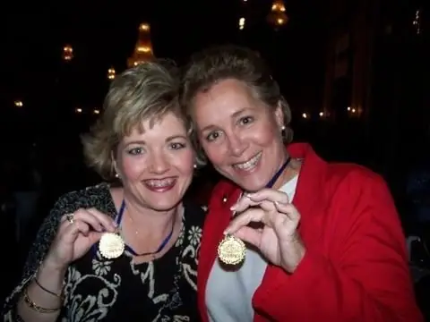 Две женщины с золотыми медалями